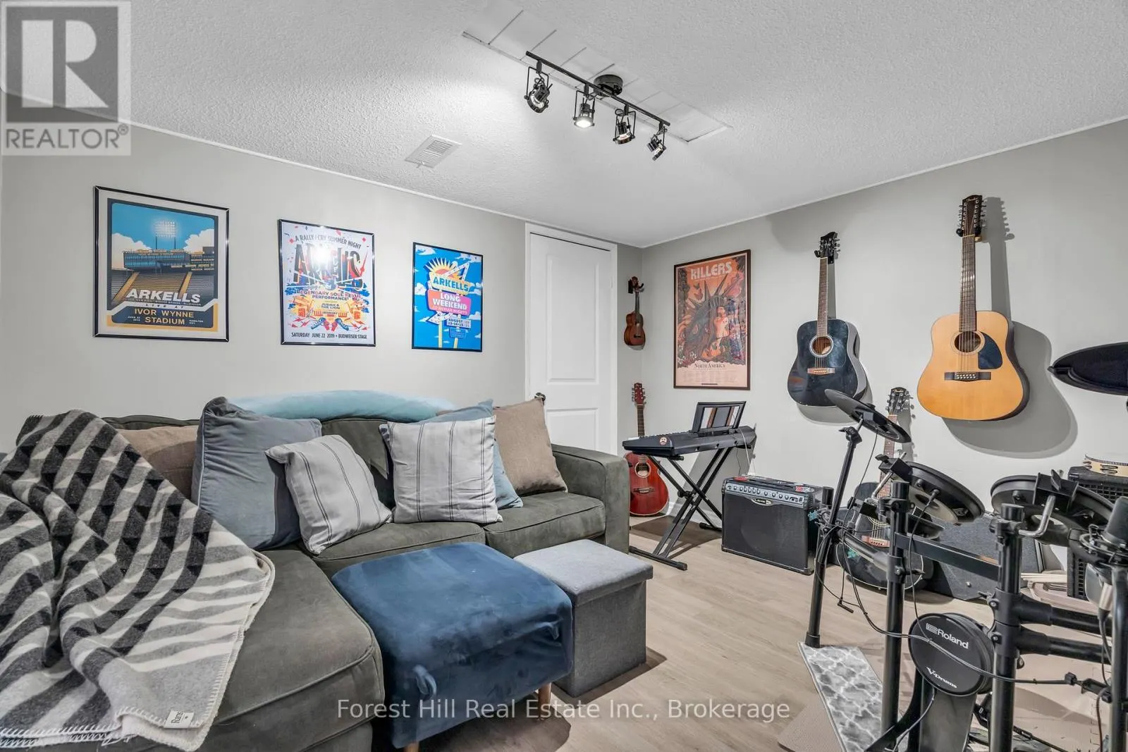 130 PEPPERWOOD CRESCENT