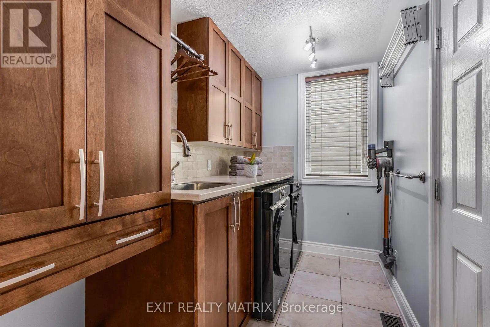 352 OAKCREST WAY