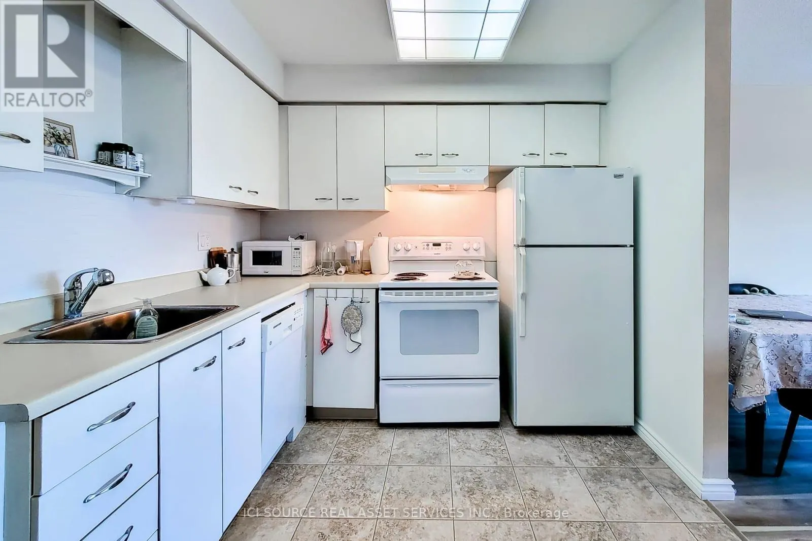 411 - 78 ROEHAMPTON AVENUE