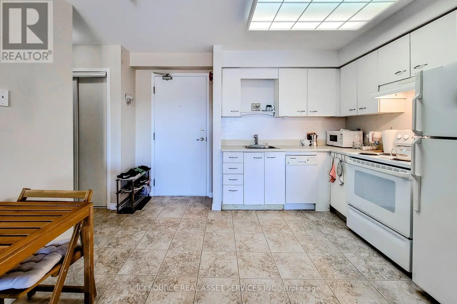 411 - 78 ROEHAMPTON AVENUE