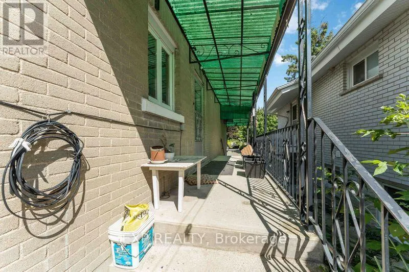 878 IVANHOE AVENUE