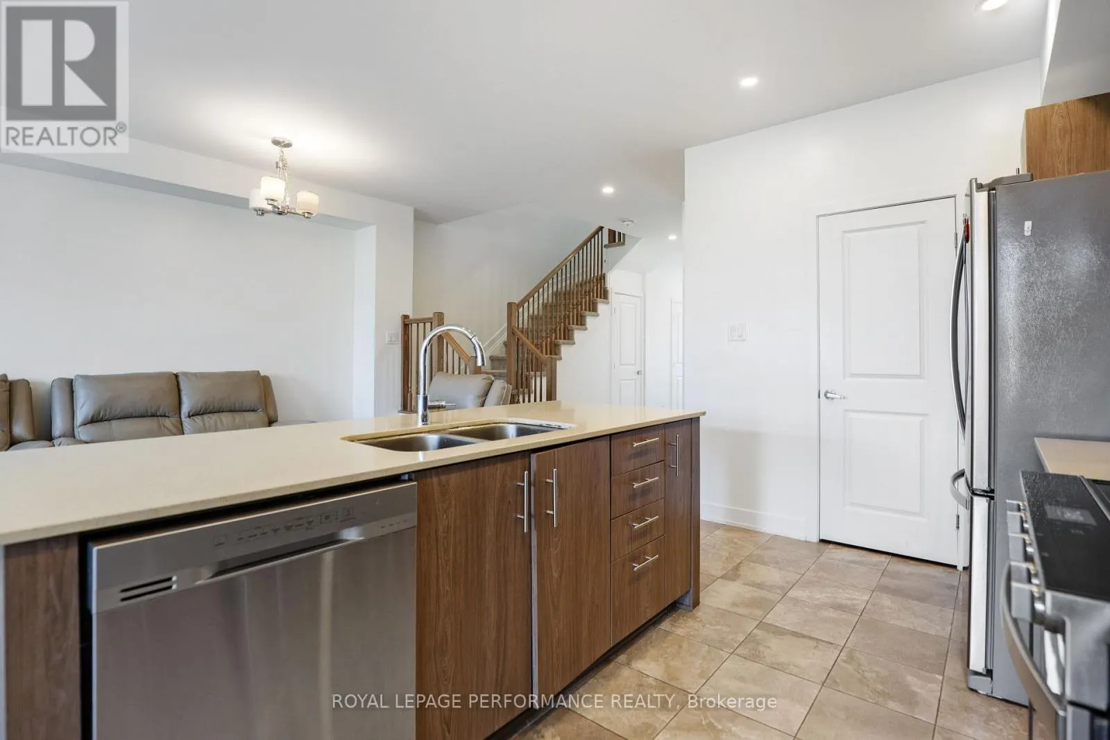 471 FERNSIDE STREET