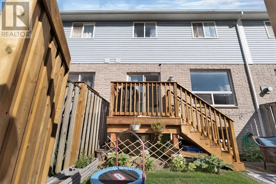 27 - 104 FRANCES AVENUE