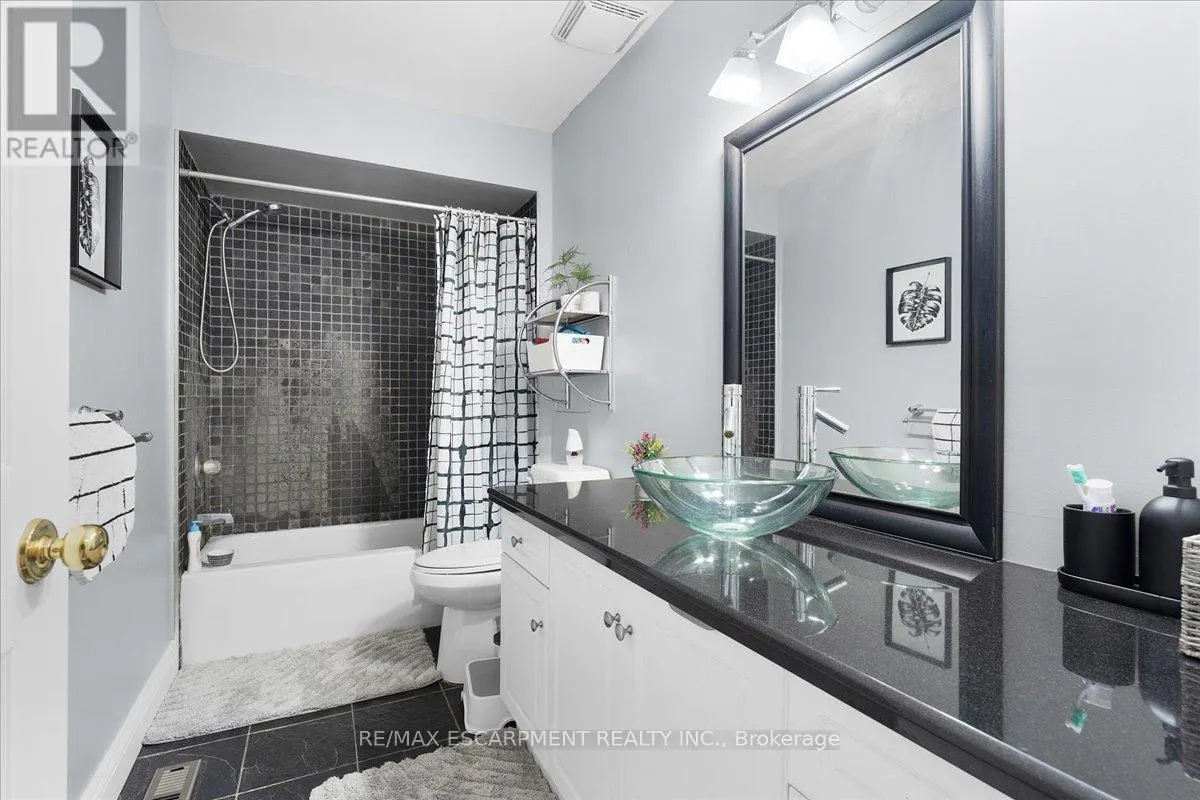 27 - 104 FRANCES AVENUE