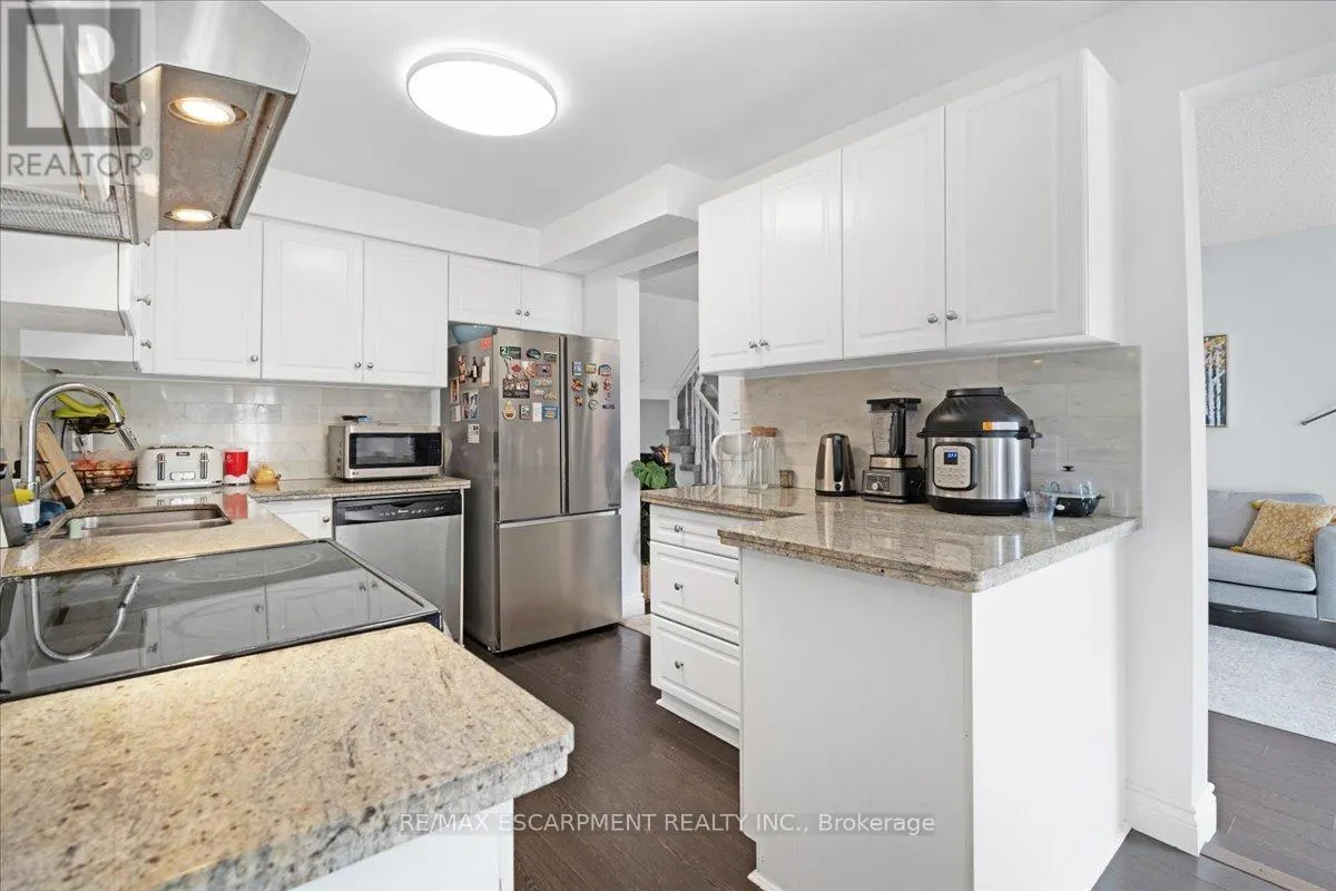 27 - 104 FRANCES AVENUE