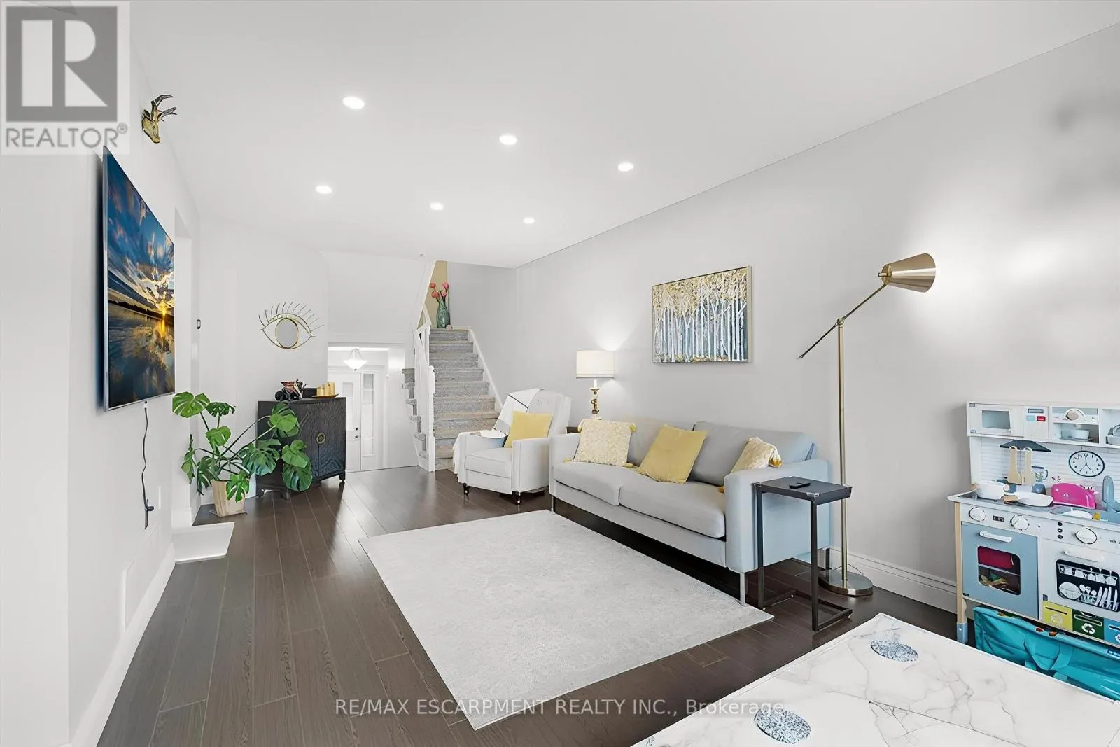 27 - 104 FRANCES AVENUE