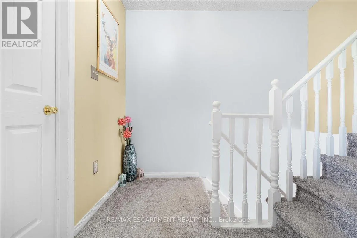 27 - 104 FRANCES AVENUE