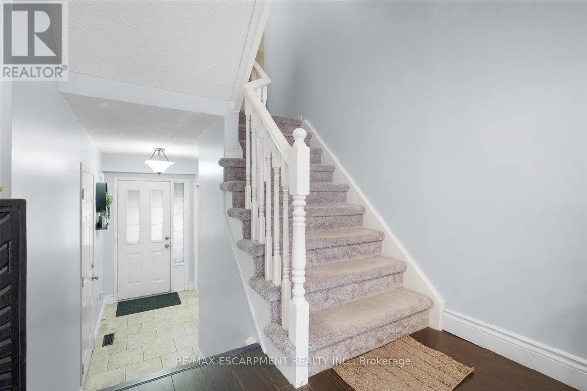 27 - 104 FRANCES AVENUE