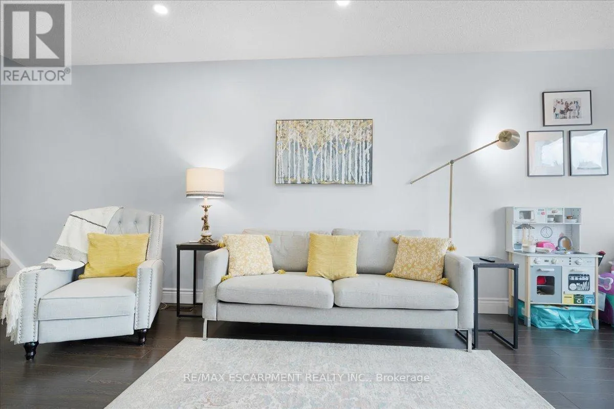 27 - 104 FRANCES AVENUE