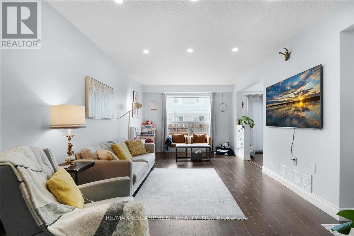 27 - 104 FRANCES AVENUE