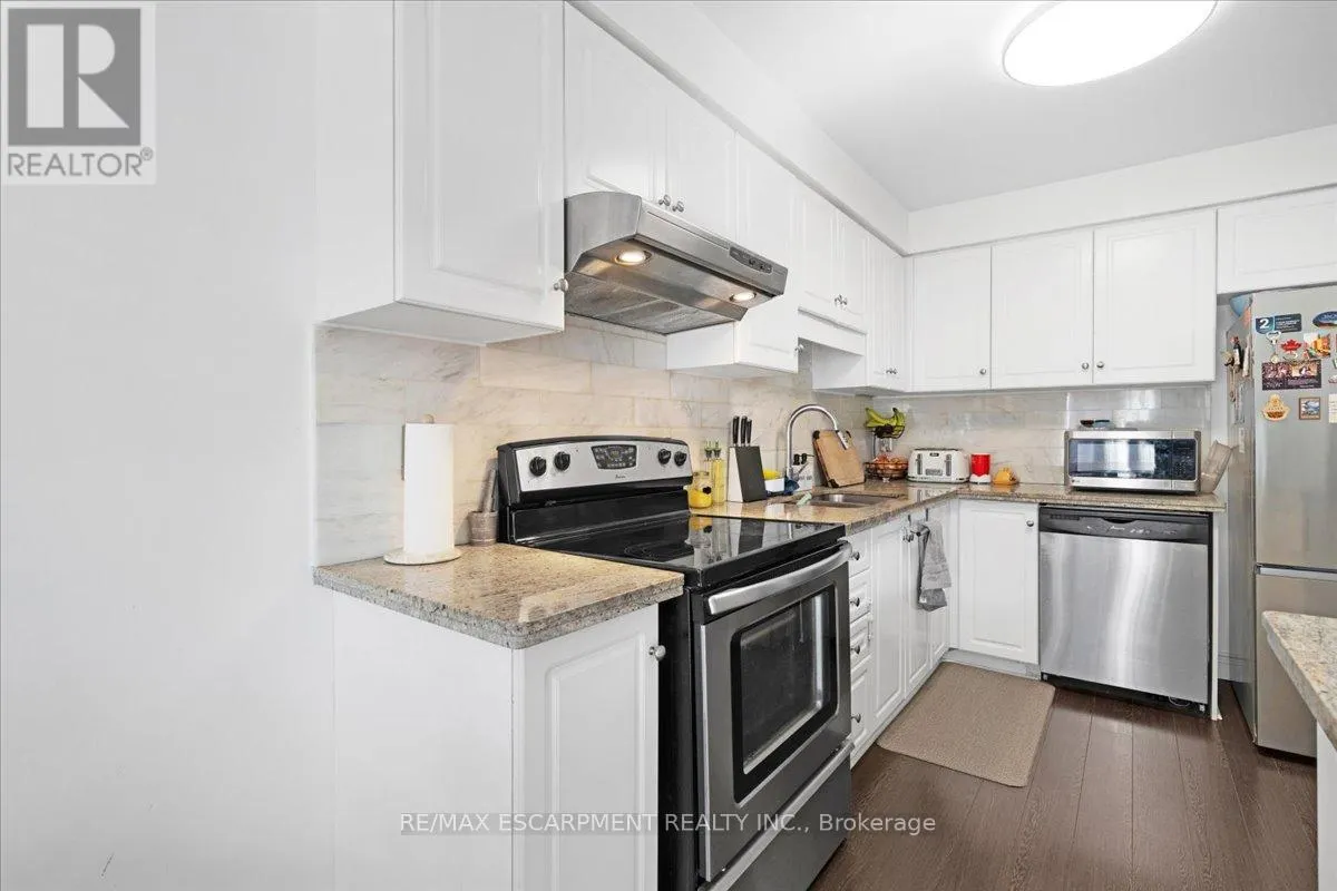 27 - 104 FRANCES AVENUE
