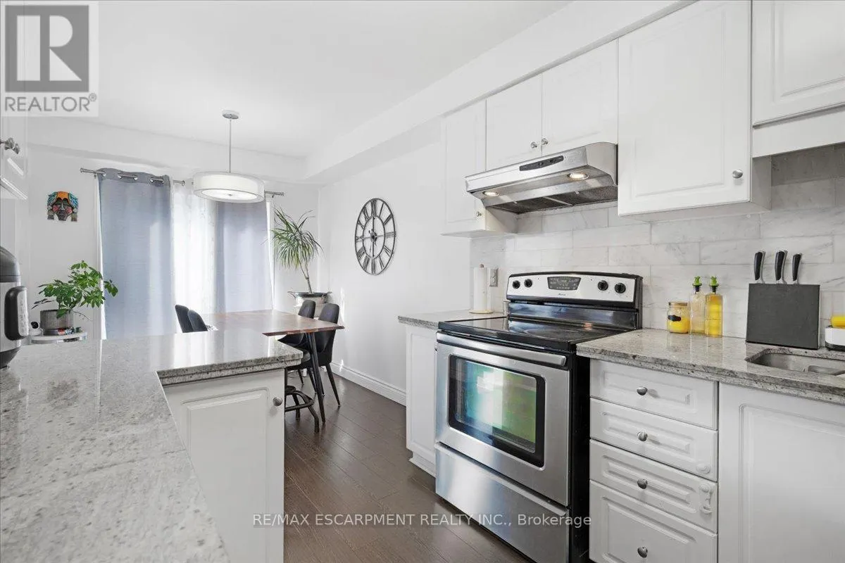 27 - 104 FRANCES AVENUE