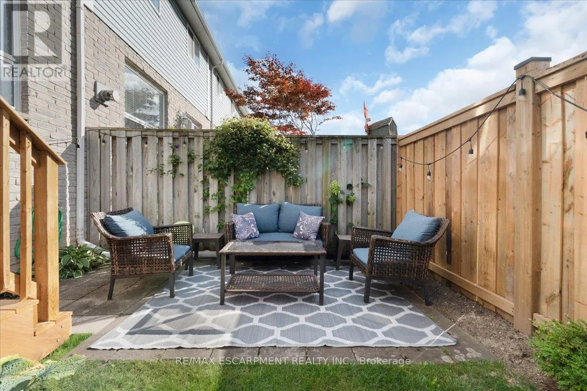 27 - 104 FRANCES AVENUE