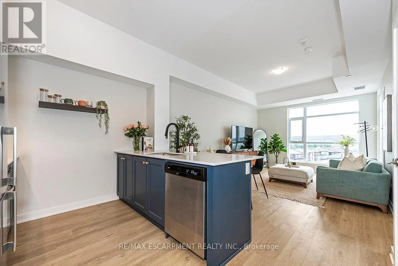 606 - 600 NORTH SERVICE ROAD