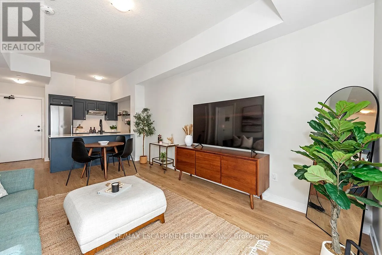 606 - 600 NORTH SERVICE ROAD