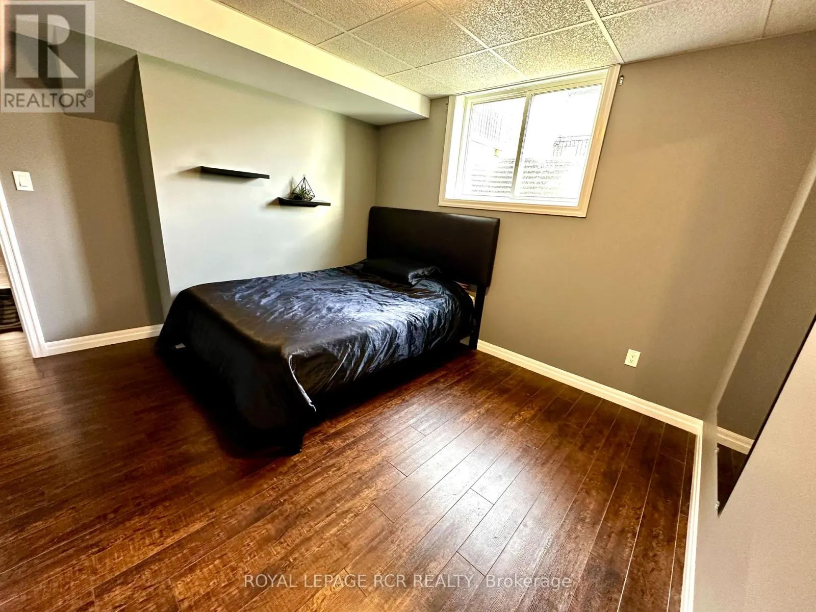 184 RUBY'S CRESCENT E