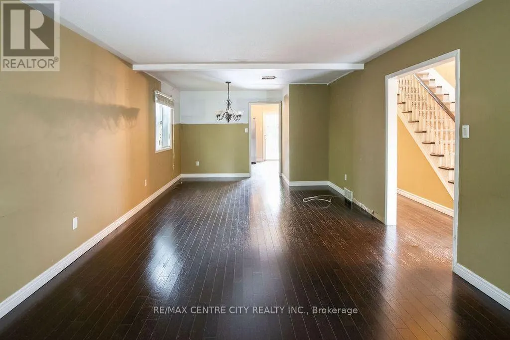 31 COLONIAL CRESCENT