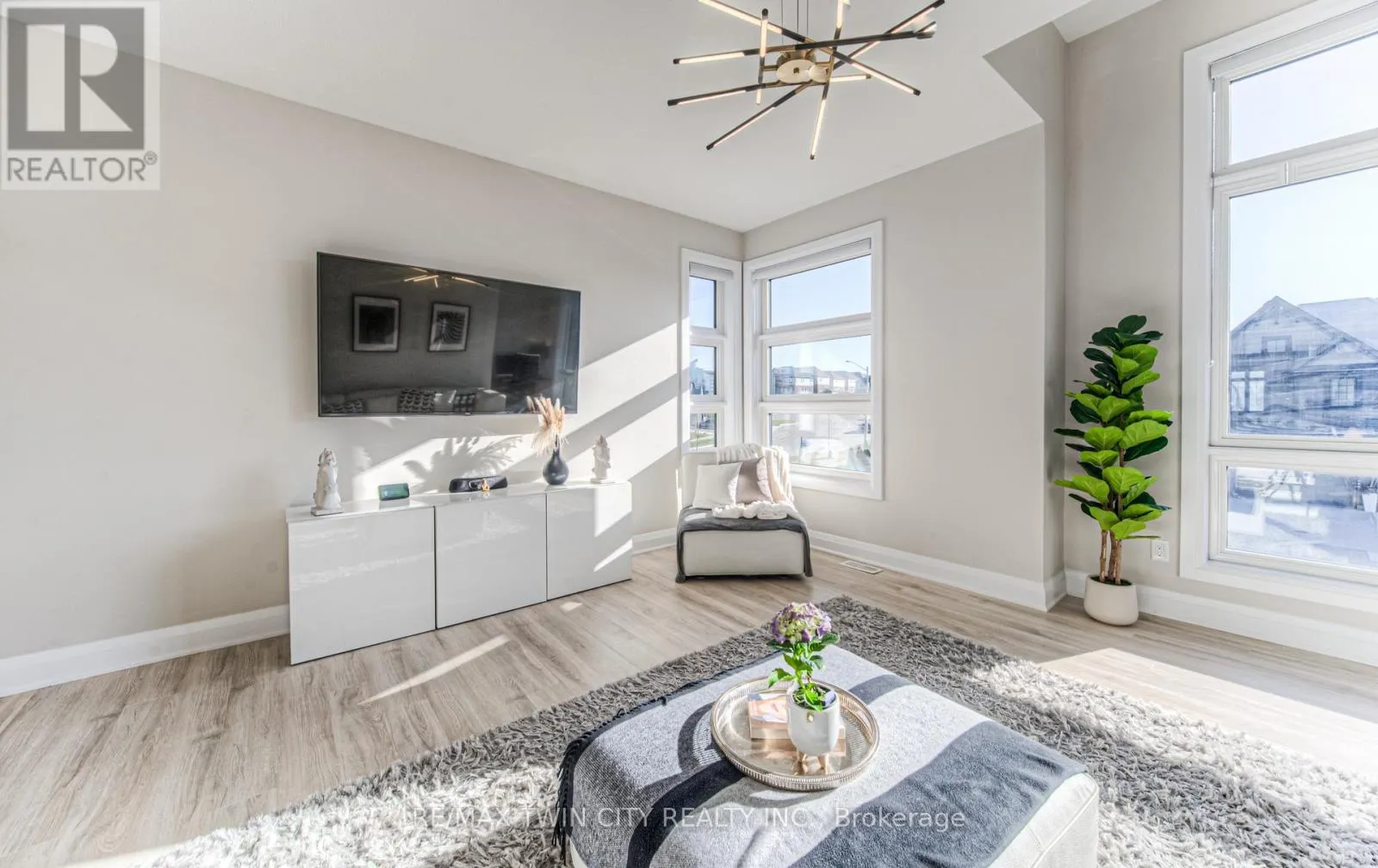 904 THOMAS PEDDER COURT