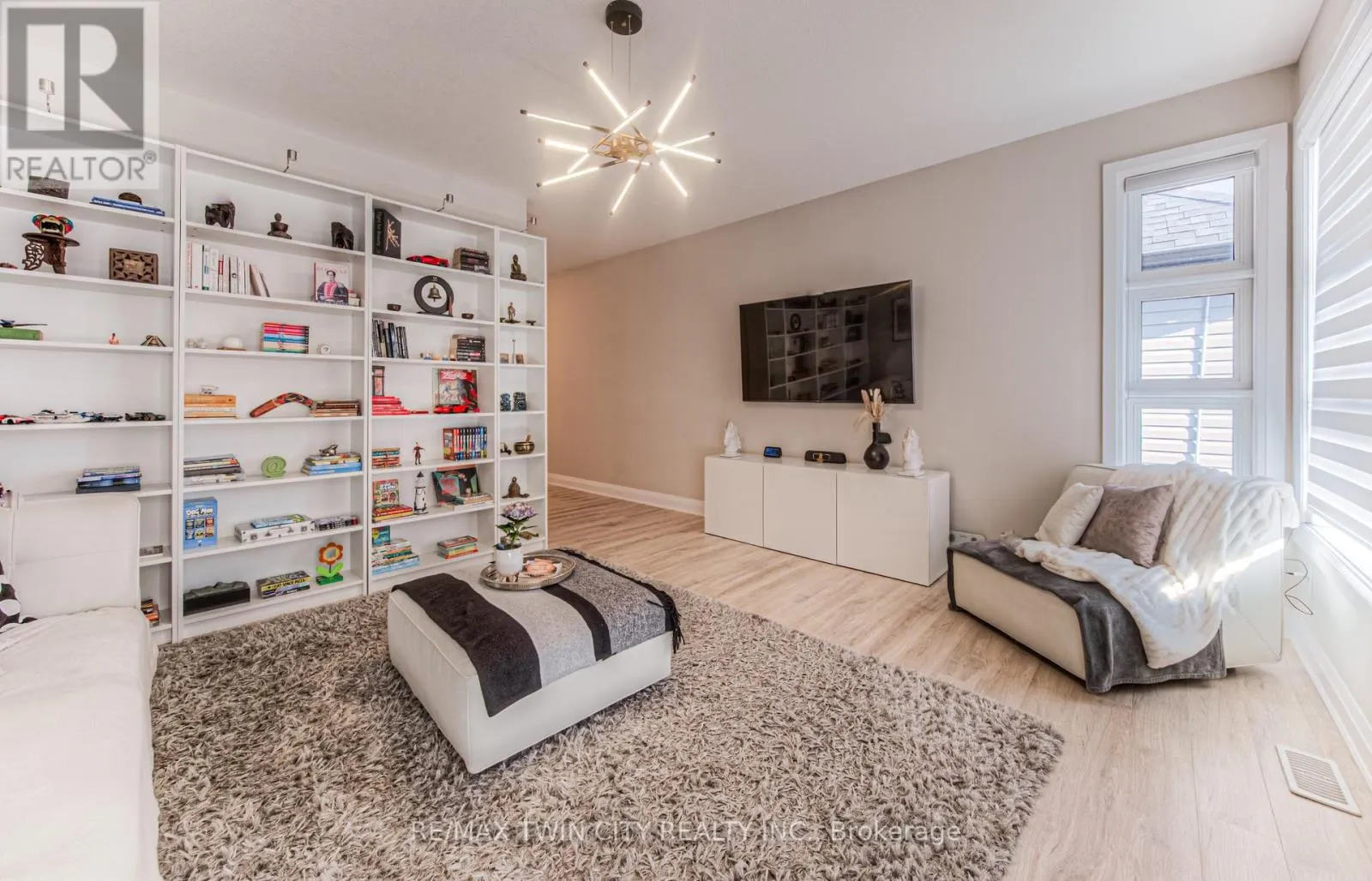 904 THOMAS PEDDER COURT