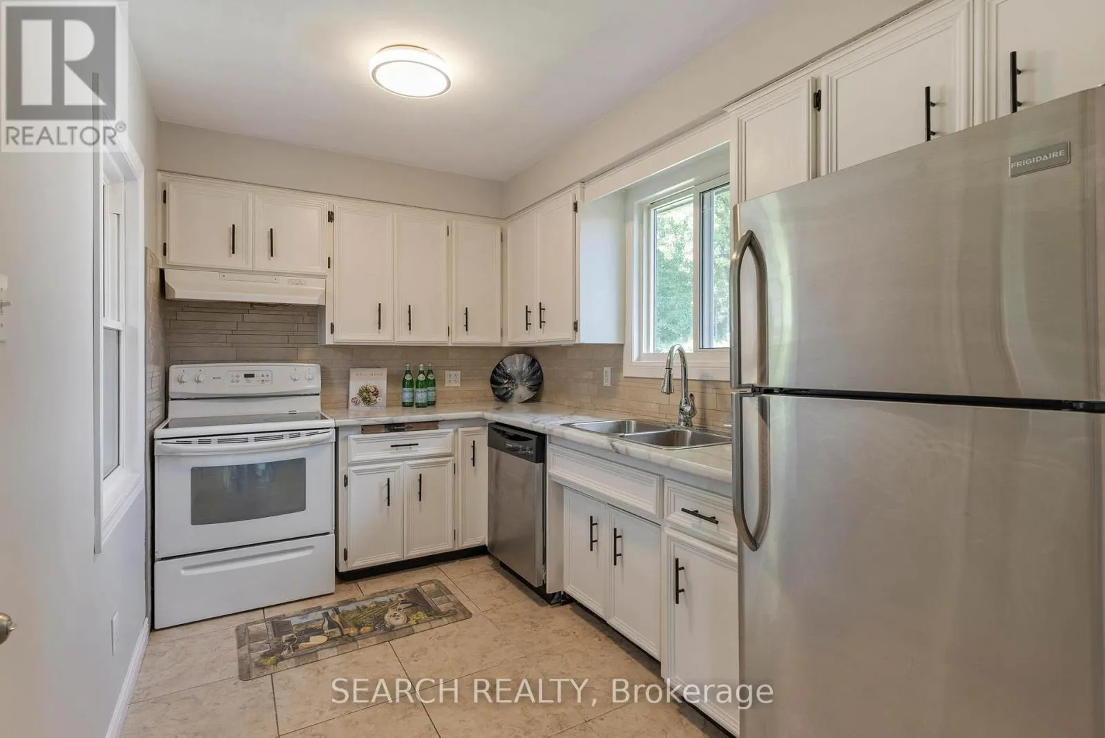 82 SOUTHMOOR DRIVE
