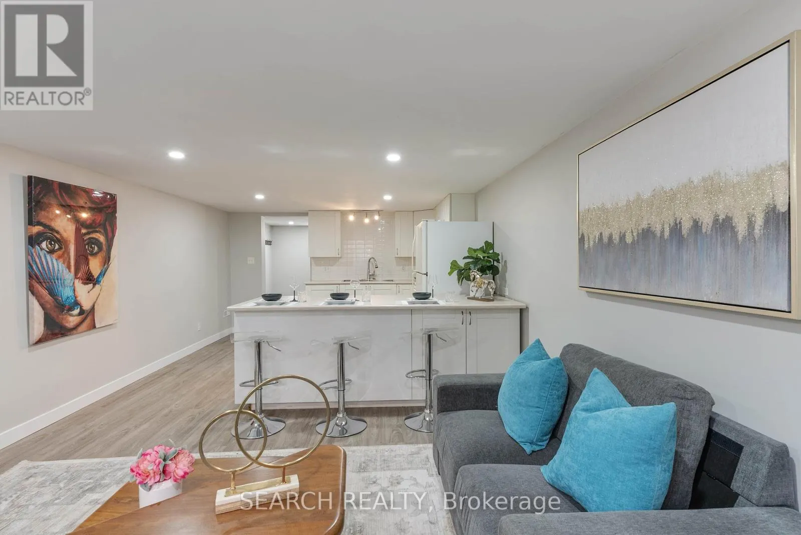 82 SOUTHMOOR DRIVE