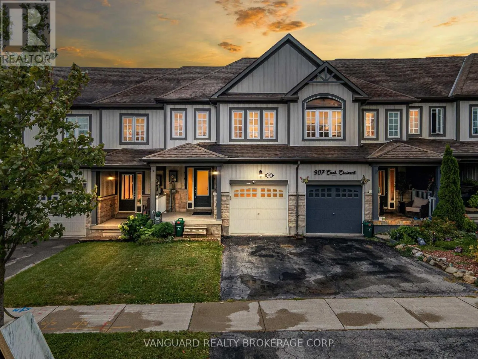 905 COOK CRESCENT
