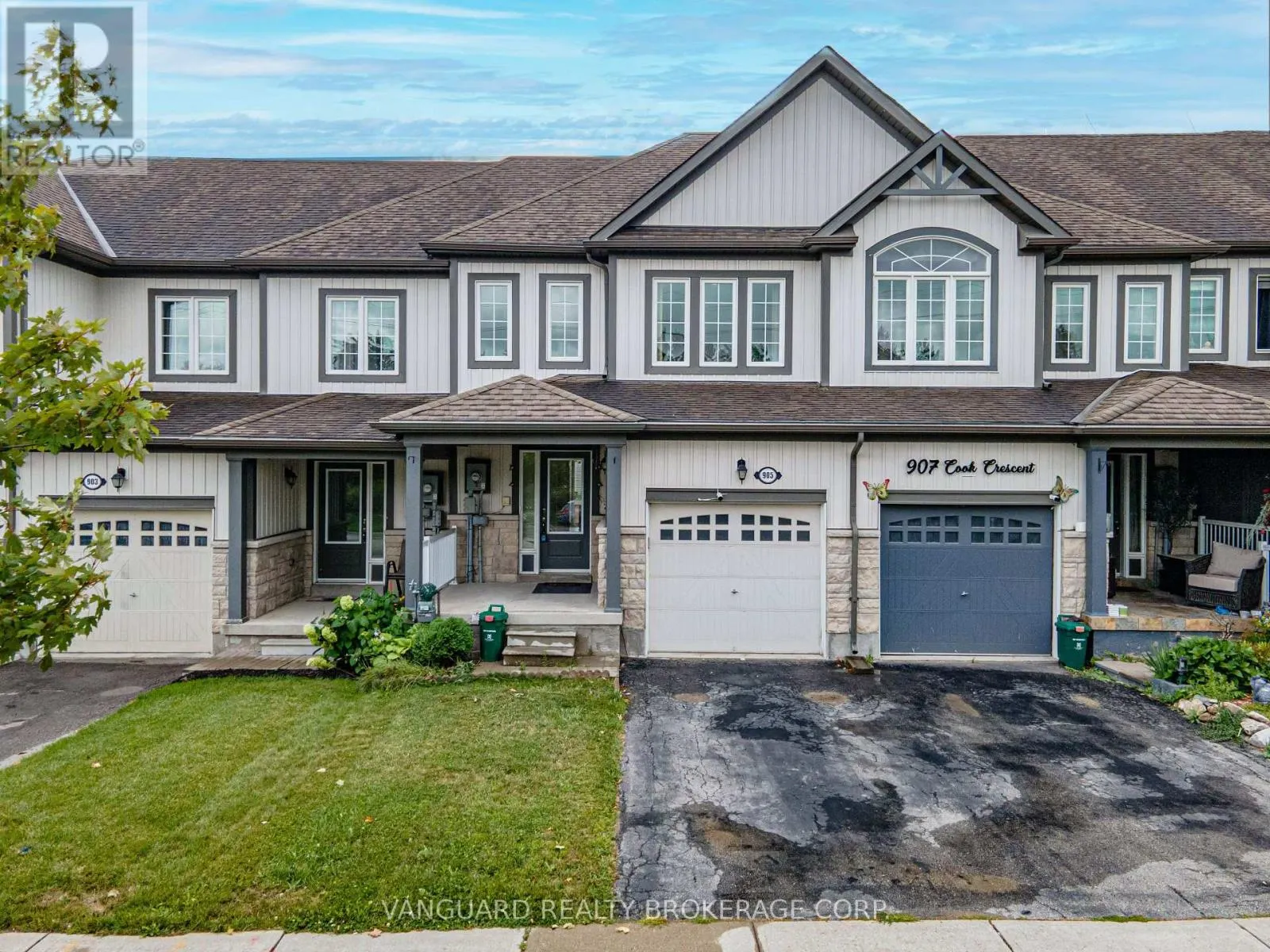 905 COOK CRESCENT