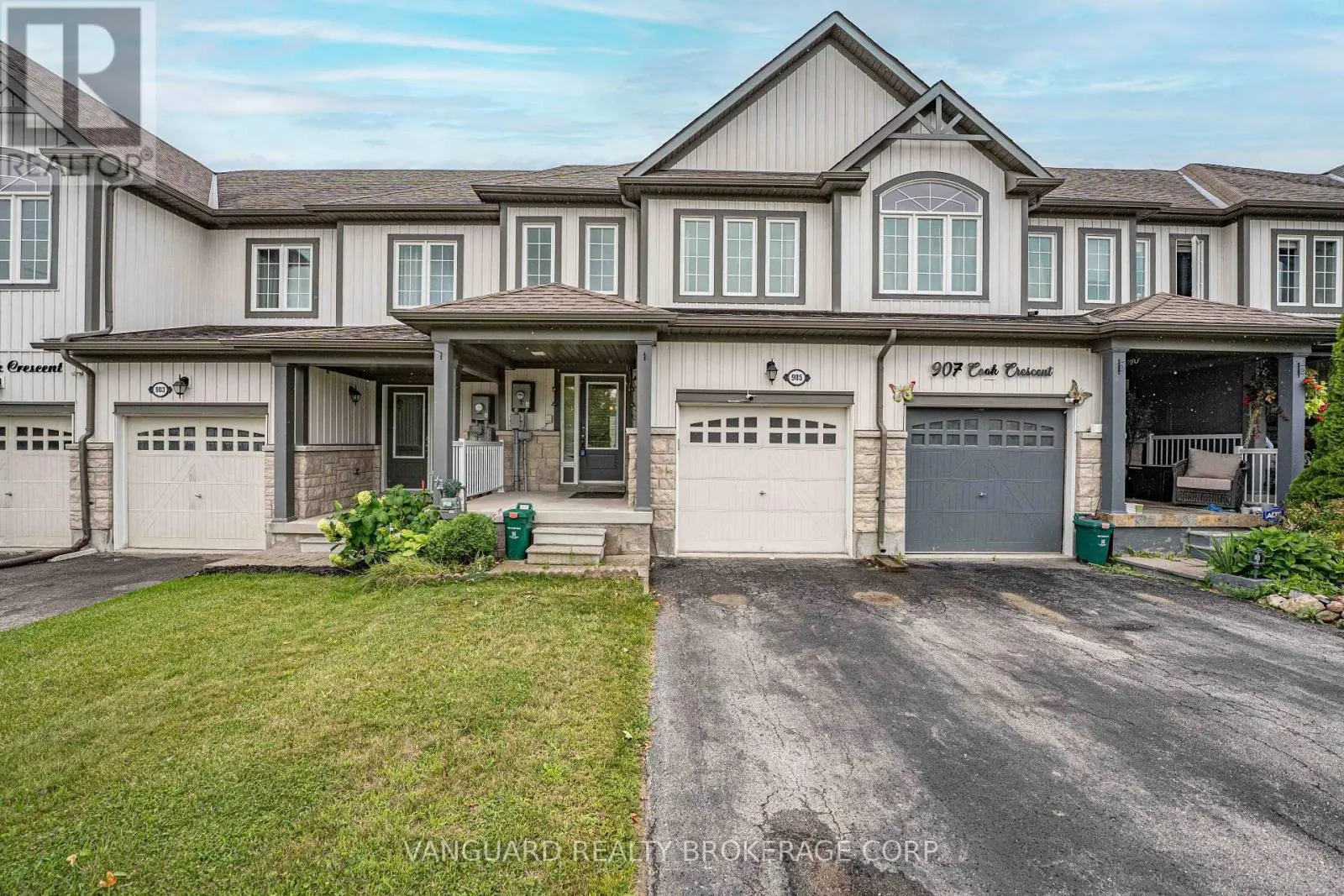 905 COOK CRESCENT