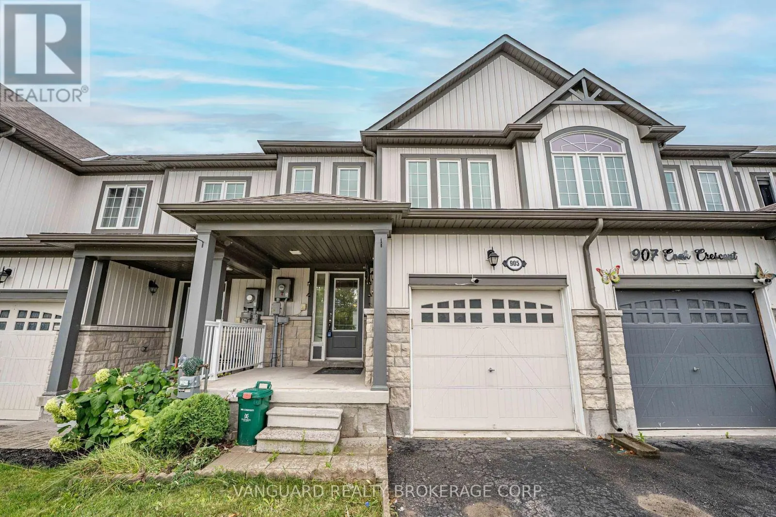 905 COOK CRESCENT