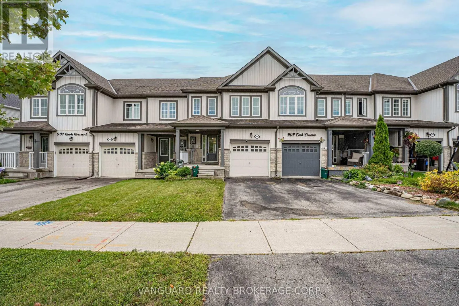 905 COOK CRESCENT