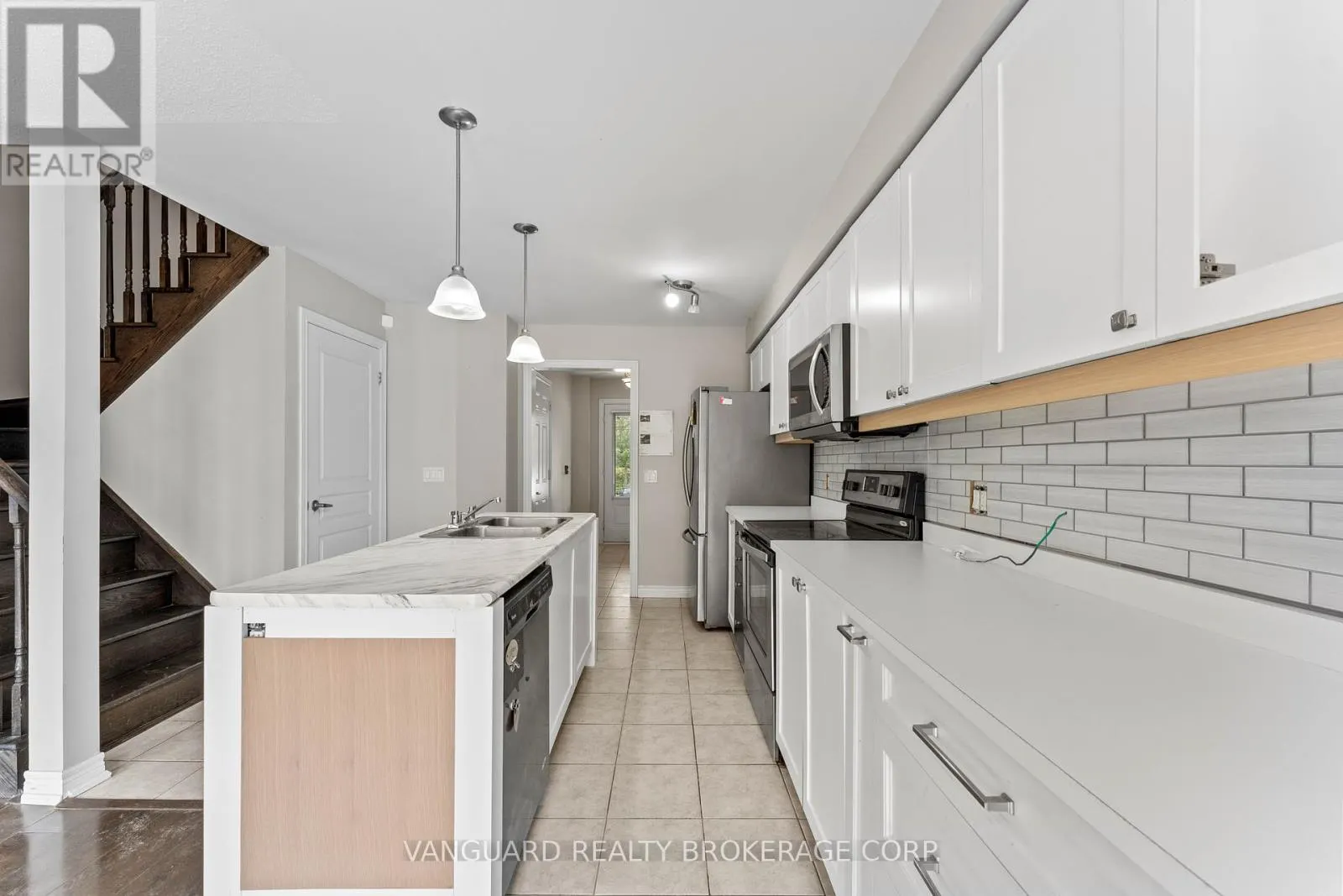 905 COOK CRESCENT