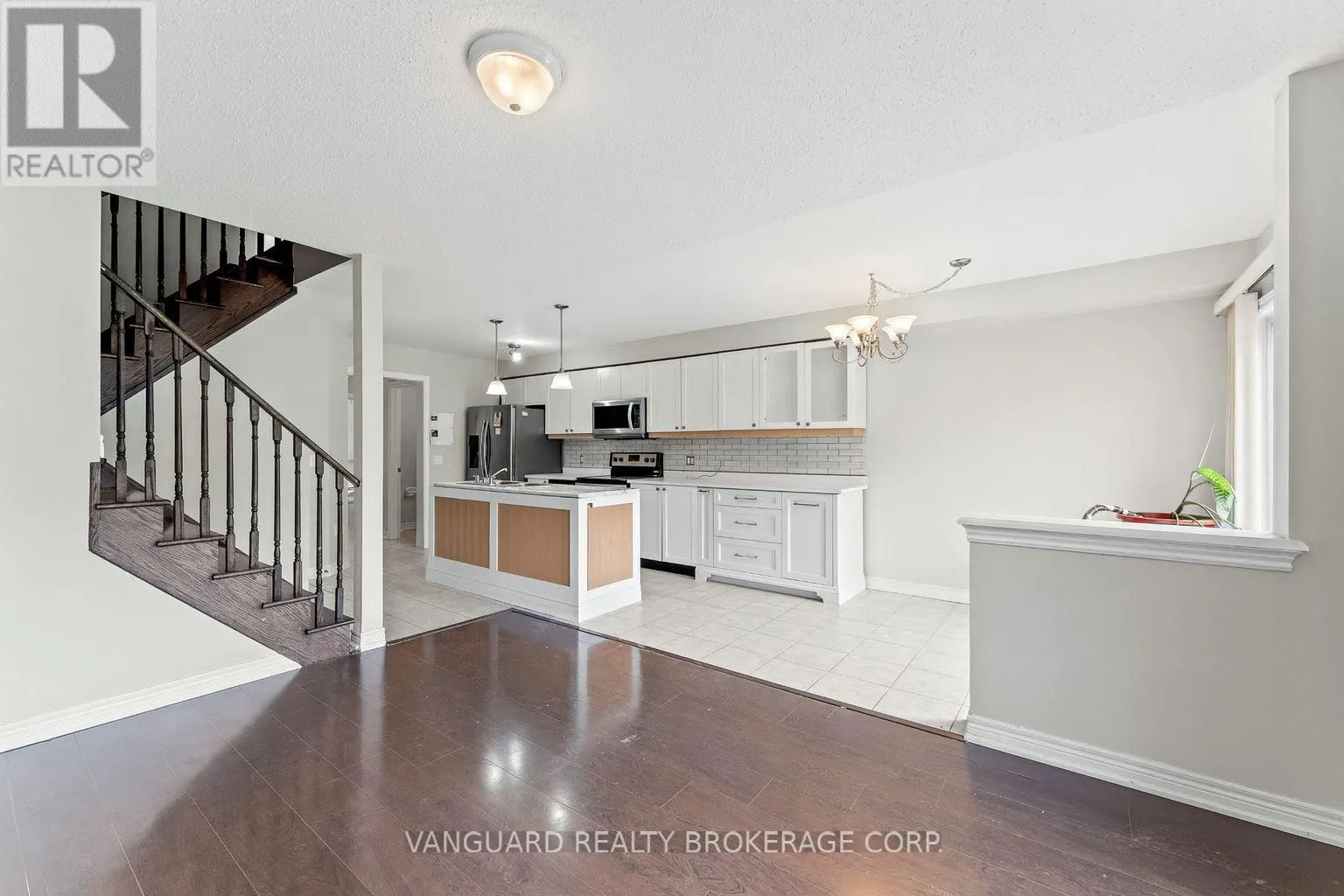 905 COOK CRESCENT