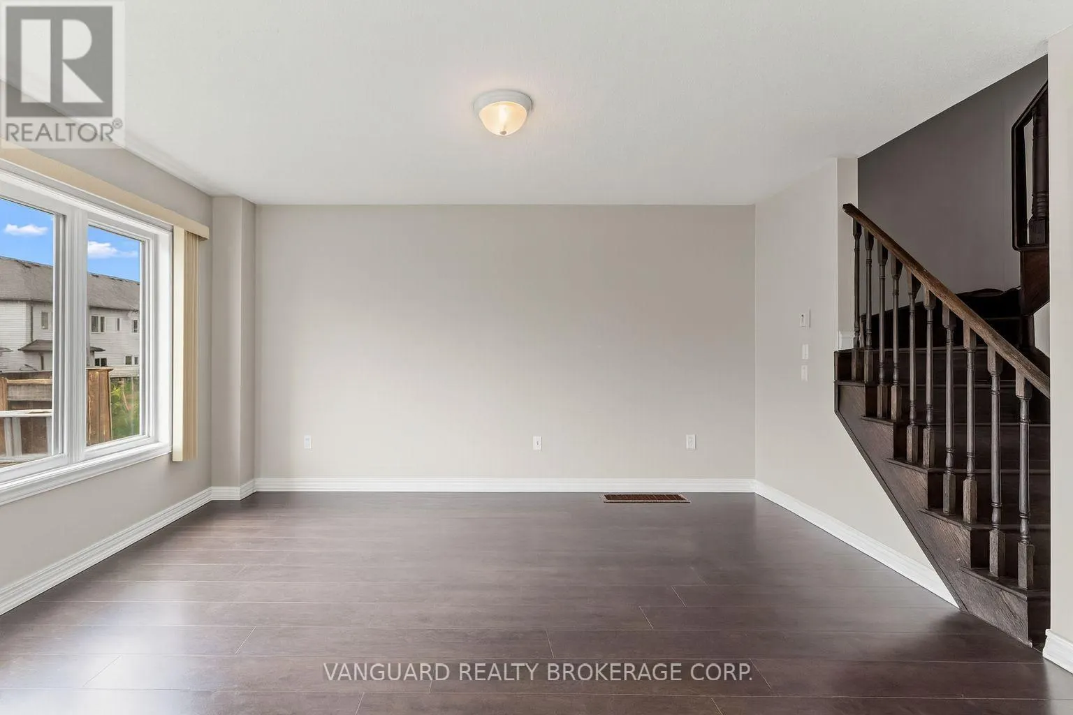 905 COOK CRESCENT