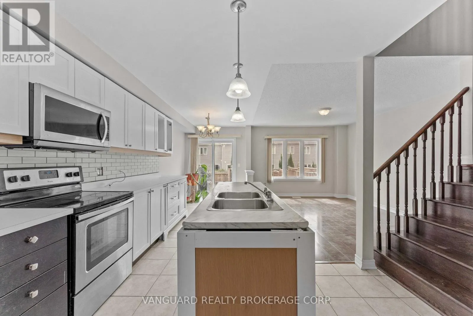 905 COOK CRESCENT