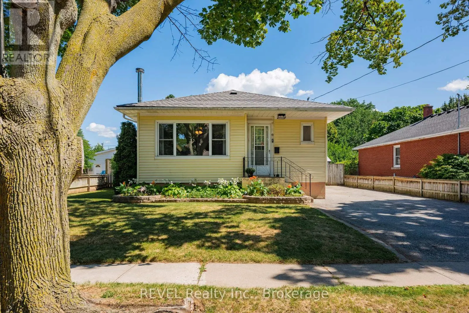 42 DUNKELD AVENUE