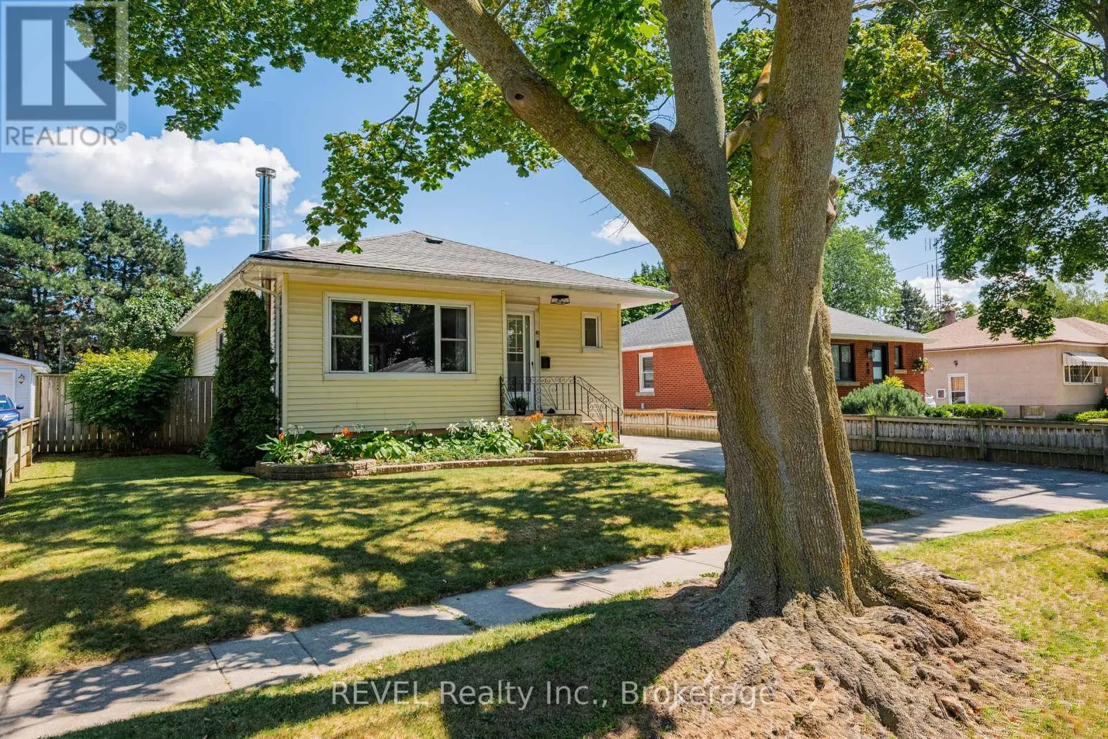 42 DUNKELD AVENUE