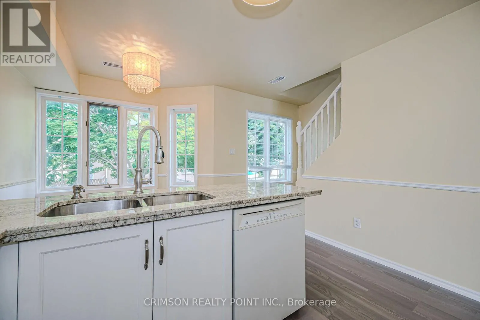 7 - 266 LIMERIDGE ROAD E