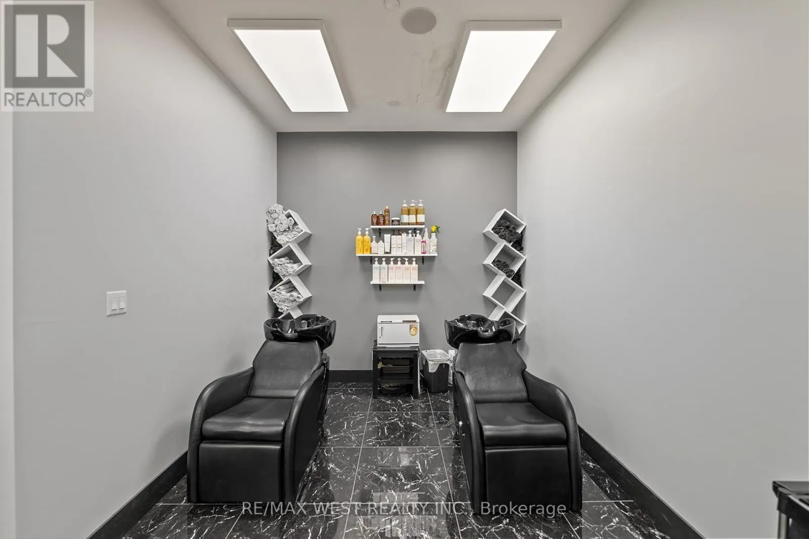 211-213 - 130 COLUMBIA ST W STREET