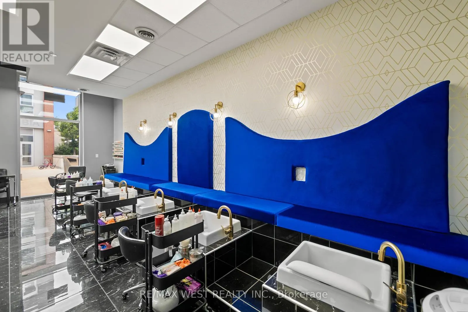 211-213 - 130 COLUMBIA ST W STREET
