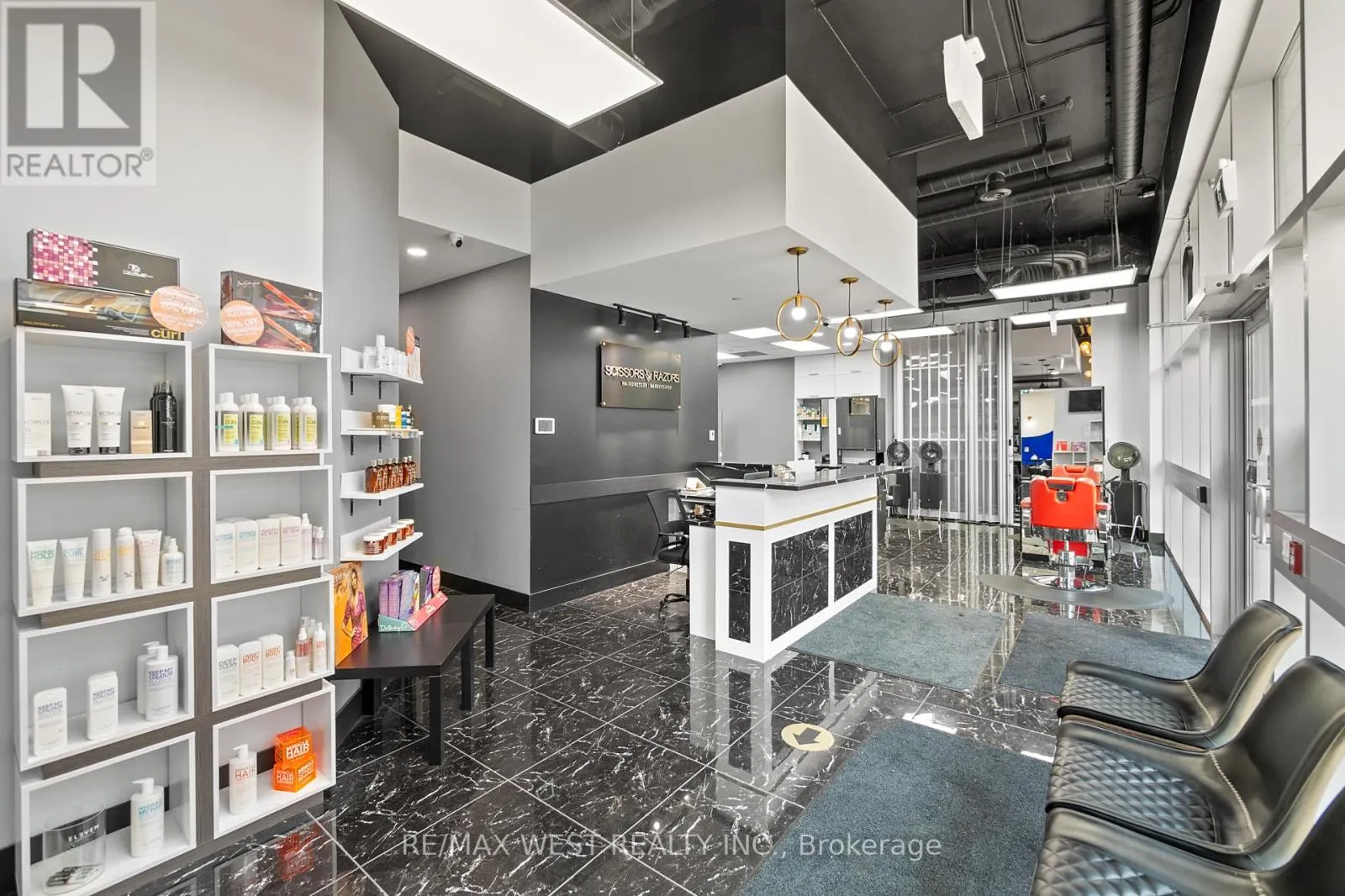 211-213 - 130 COLUMBIA ST W STREET
