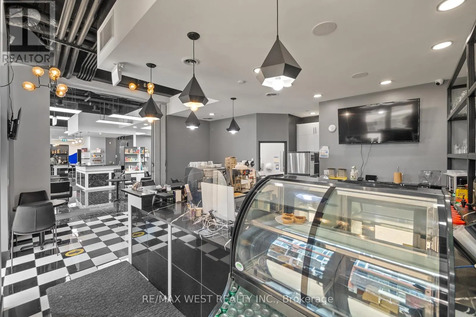 211-213 - 130 COLUMBIA ST W STREET