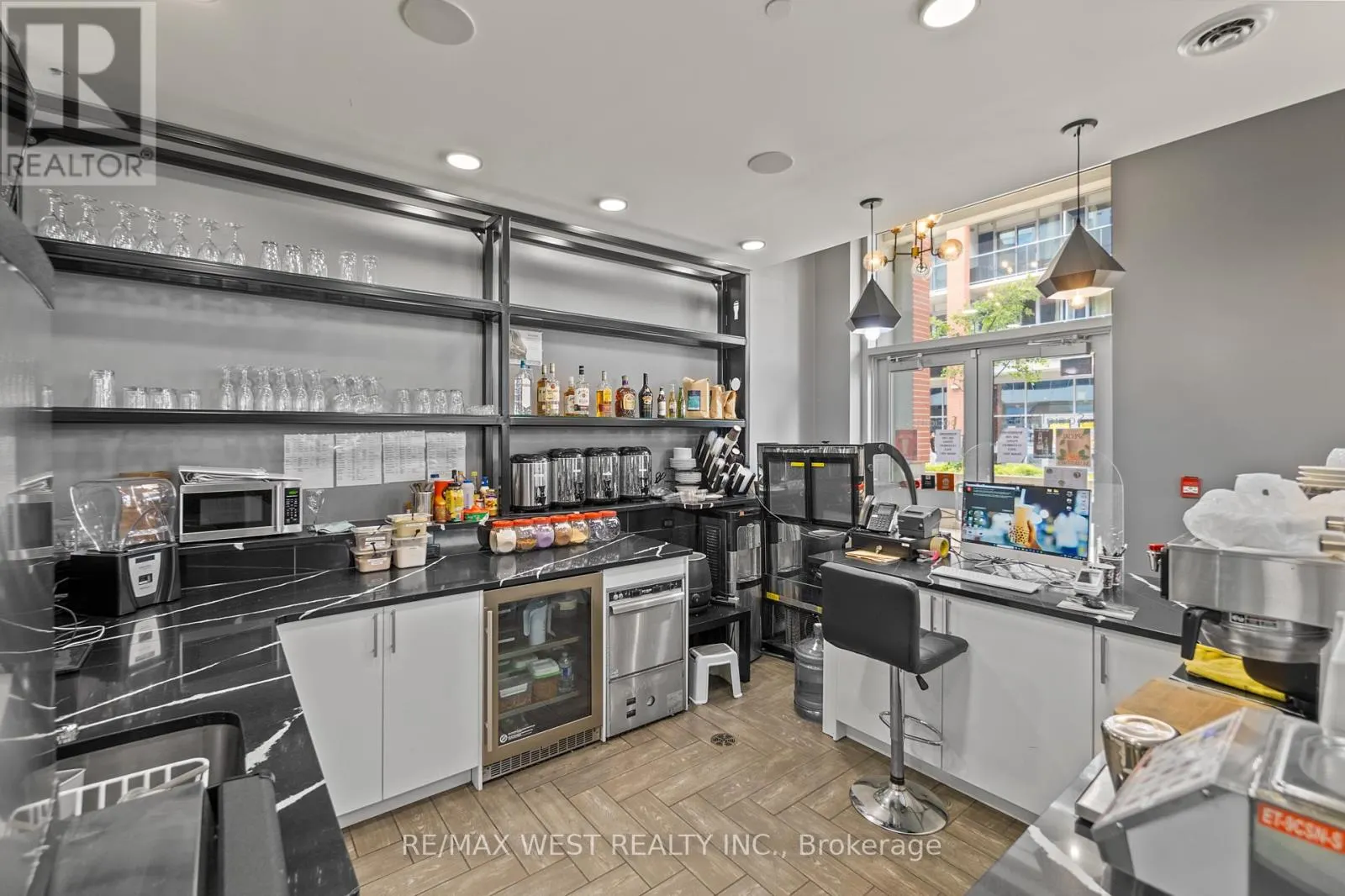 211-213 - 130 COLUMBIA ST W STREET