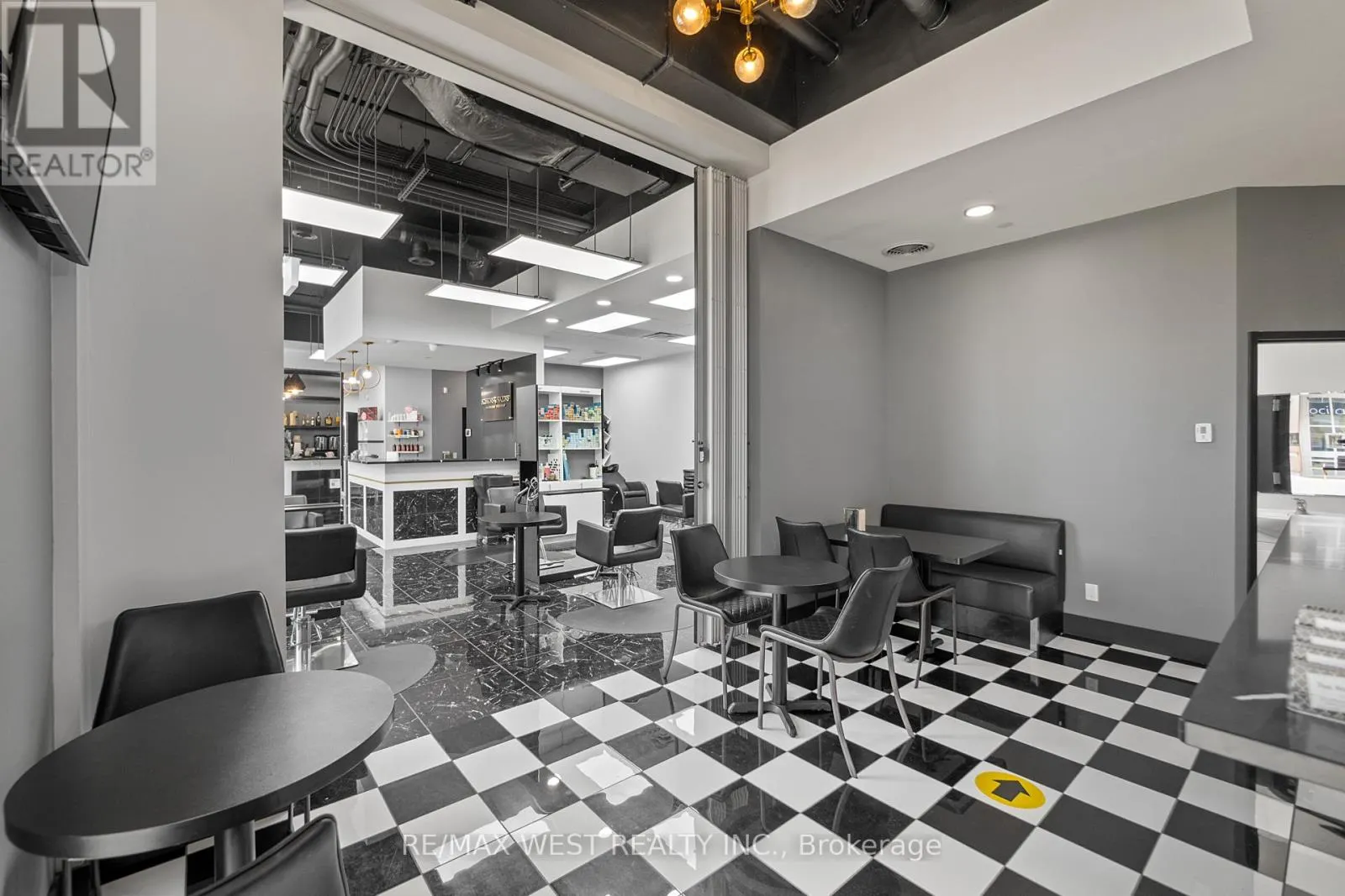 211-213 - 130 COLUMBIA ST W STREET