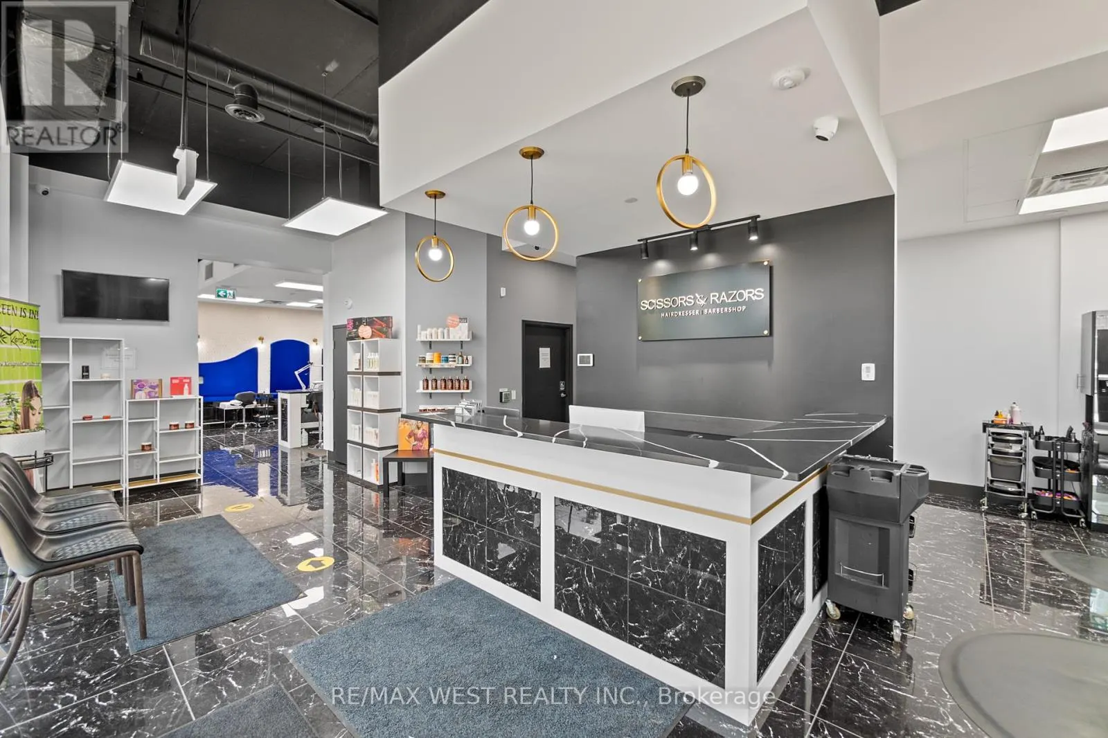 211-213 - 130 COLUMBIA ST W STREET