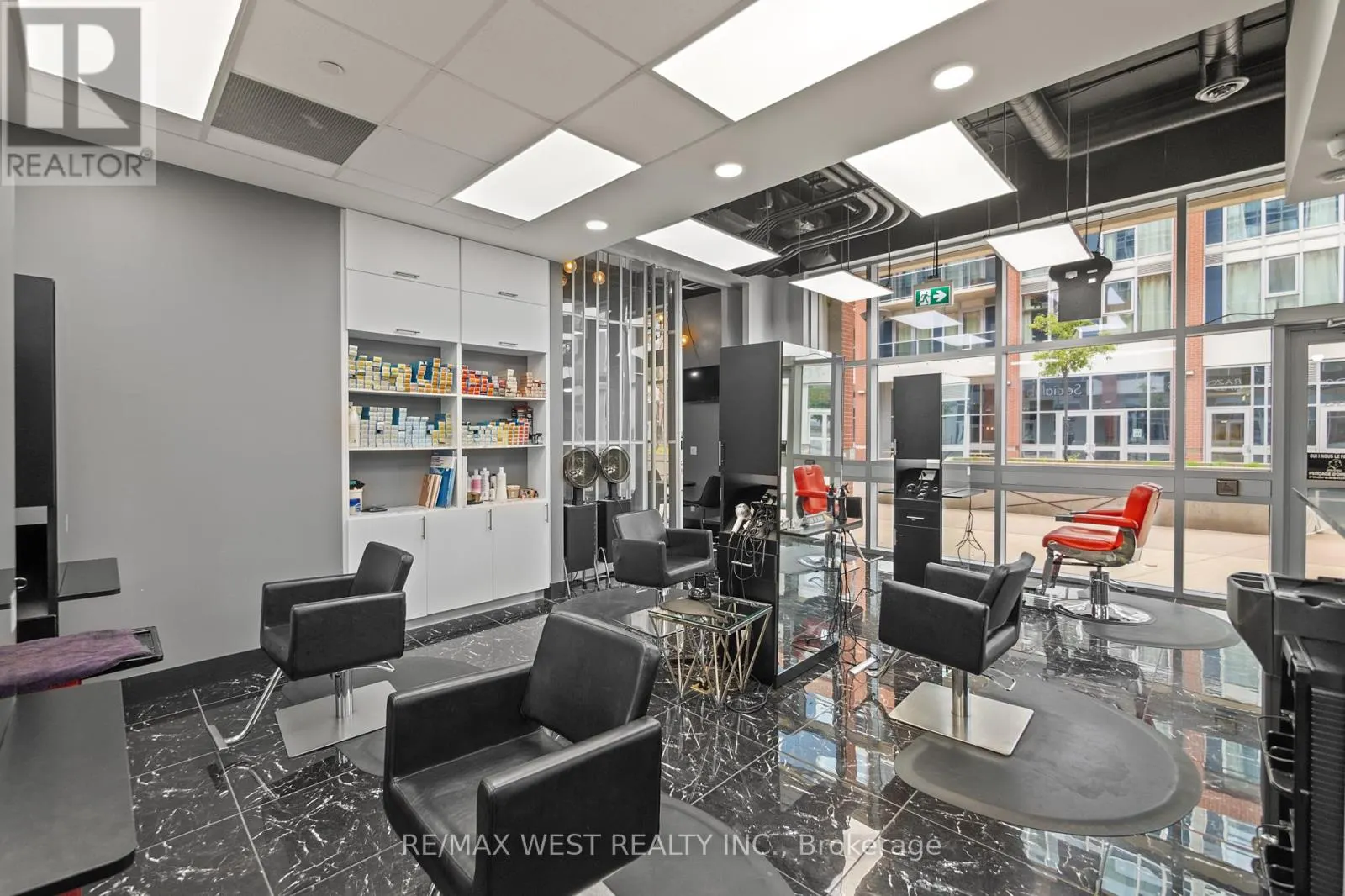 211-213 - 130 COLUMBIA ST W STREET