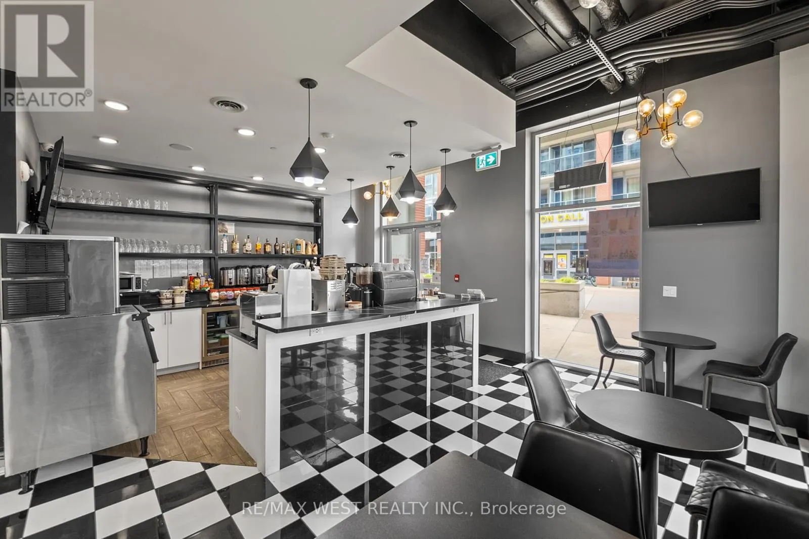 211-213 - 130 COLUMBIA ST W STREET