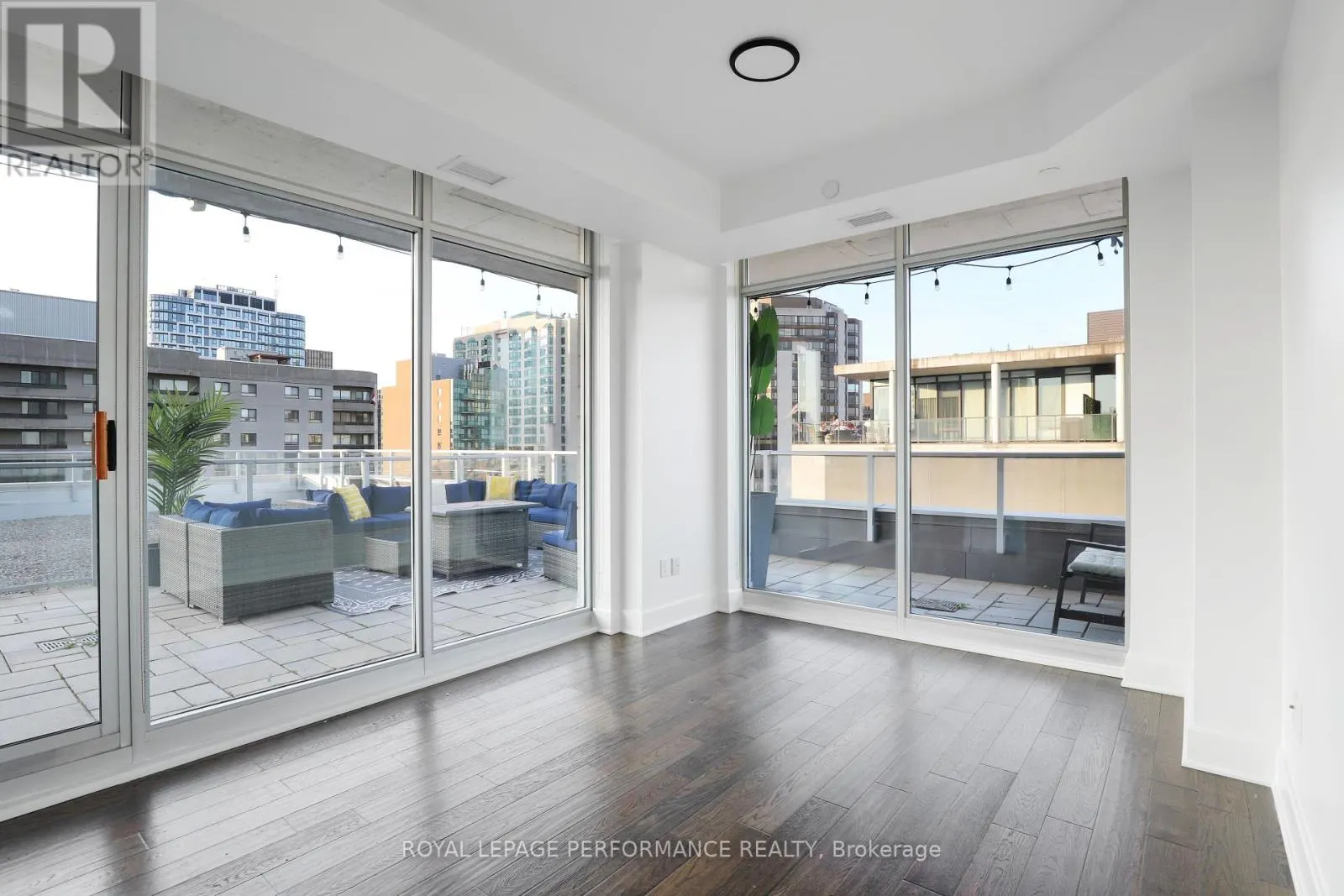 1603 - 255 BAY STREET