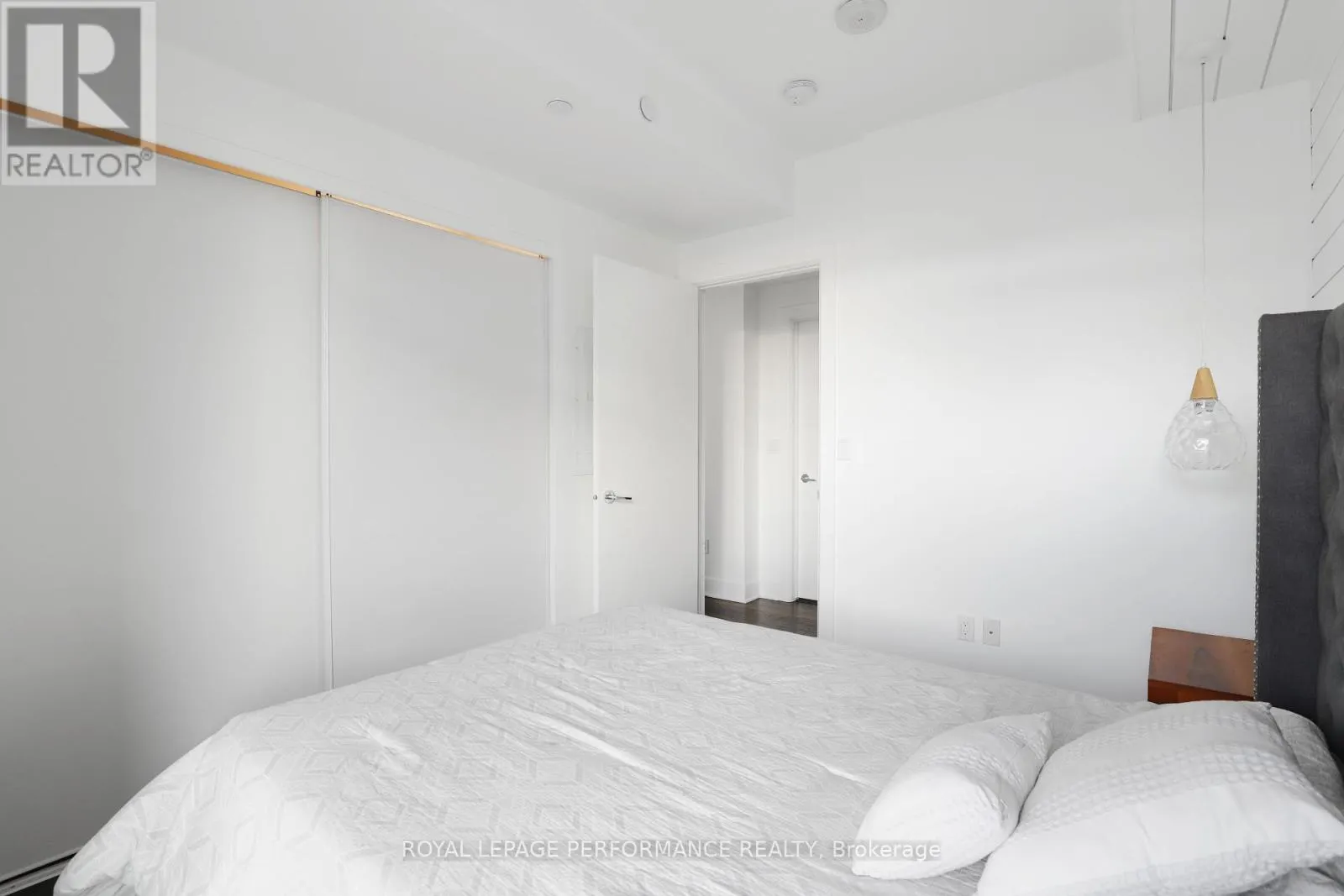 1603 - 255 BAY STREET