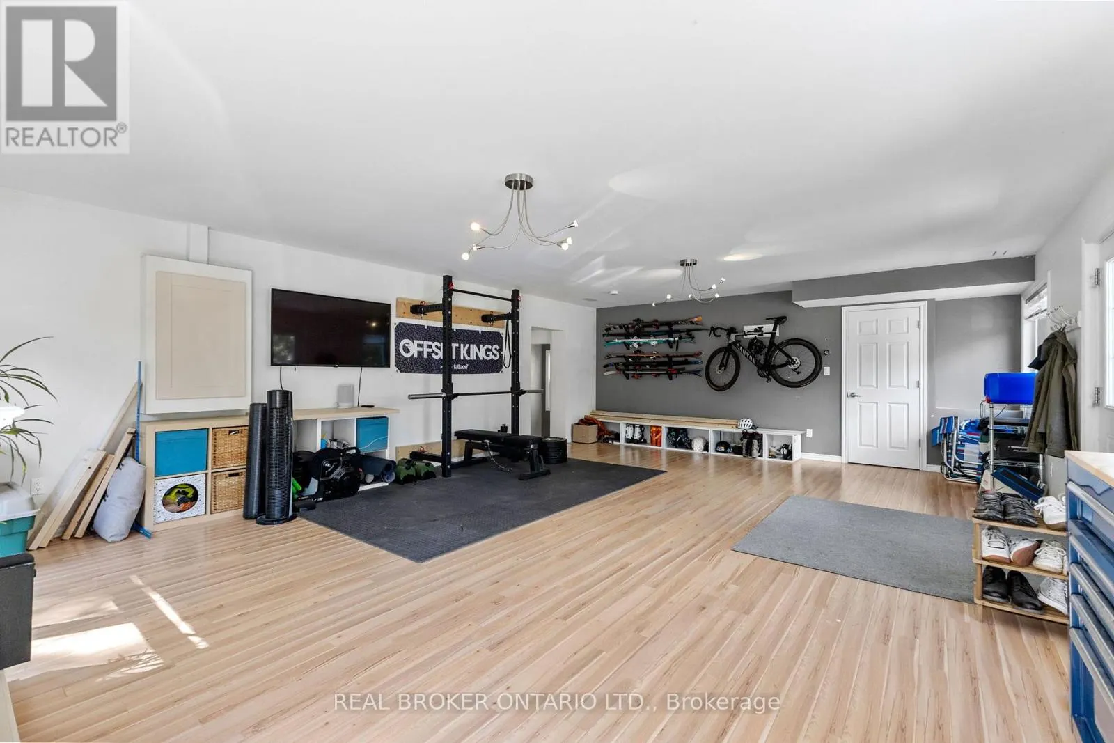 660 BAYVIEW DRIVE