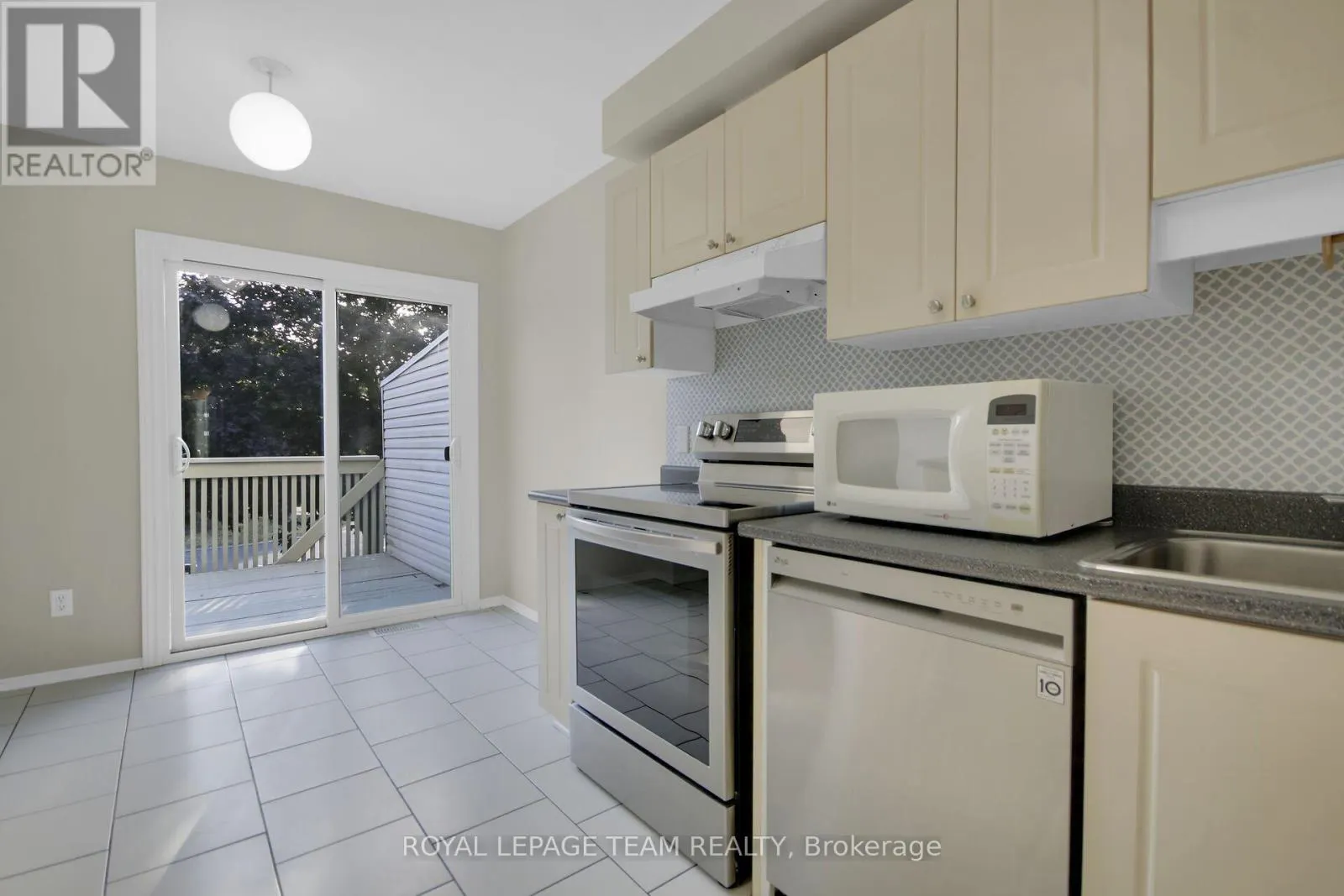 89 THORNBURY CRESCENT